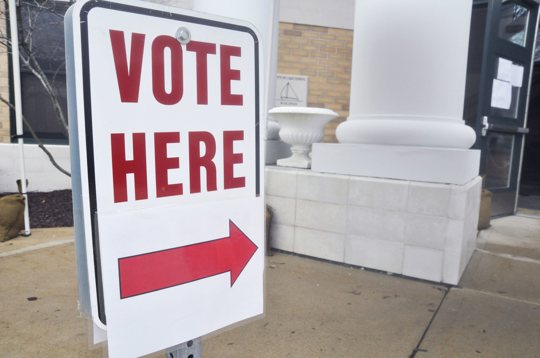 Sign directs voters at entrance to Lake Geneva City Hall